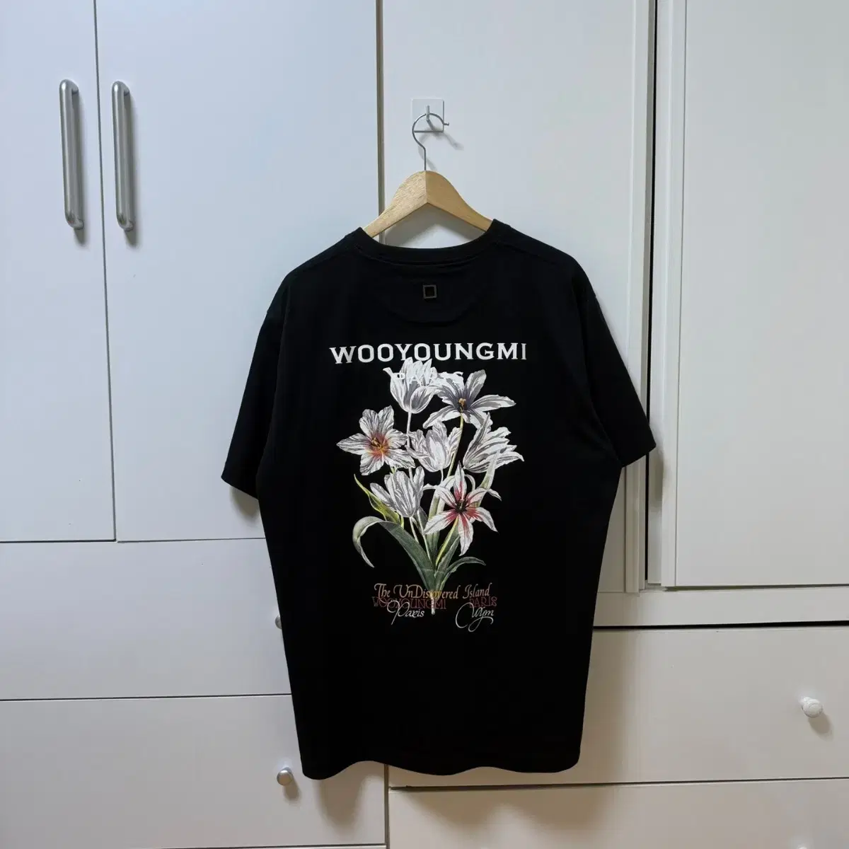 ☆韓国人気☆カーキ フラワー ロゴ Tシャツ/WOOYOUNGMI☆ WOOYOUNGMI(ウーヨンミ) フラワー 半袖Tシャツ 48 サイズ 出品