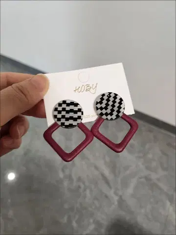 기하학 패턴의 캐주얼 귀걸이