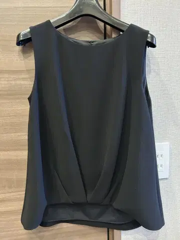 언타이틀 슬리브리스 블라우스 블랙