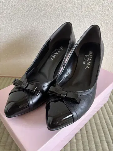 DIANA 블랙 리본 힐 에나멜 펌프스 7cm