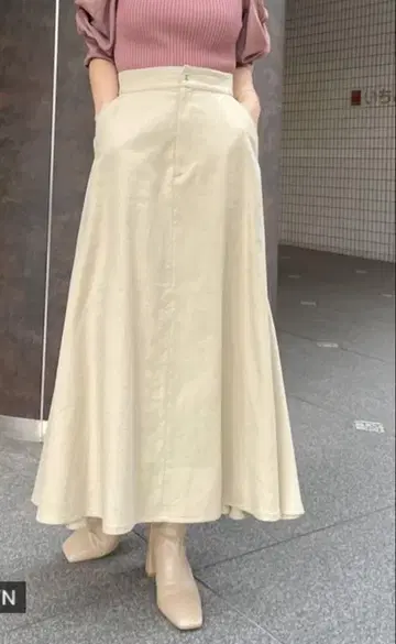 라그나 문 백 볼륨 플레어 스커트 베이지