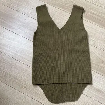 PHEENY V넥 슬리브리스