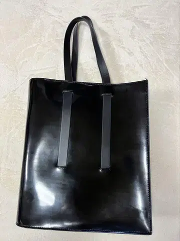 블랙 광택 토트백