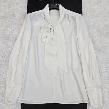 노블 비대칭 보타이 블라우스 프릴 드레이프감 내추럴