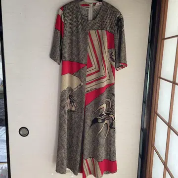빨간색과 블랙 기하학 패턴 반팔 롱 원피스