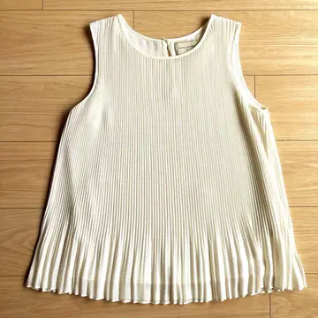 UNITED ARROWS 화이트 플리츠 슬리브리스 상의