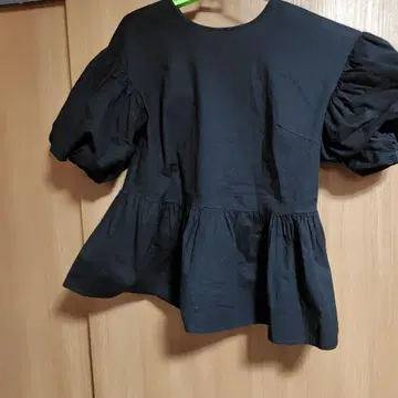블랙 퍼프 슬리브 페플럼 탑