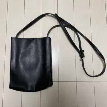 BEAMS 블랙 가죽 숄더백