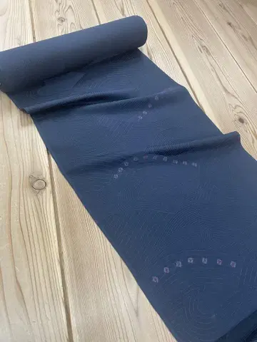 네이비 바탕에 보라색 짜기, 물결 무늬, 깃털 자수, 옷감