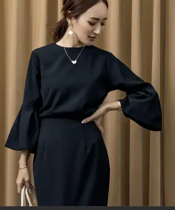 플레어 슬리브 블랙 상의