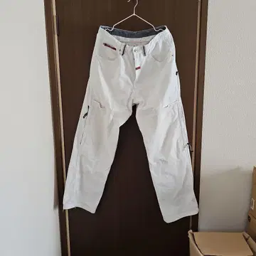 화이트 캐주얼 팬츠