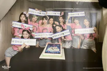TWICE 최초 한정 혜택 포스터