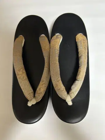 조리 블랙 합성 수지 금색 샌들 끈
