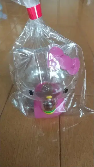 헬로키티와 도근성 개구리 등 저금통
