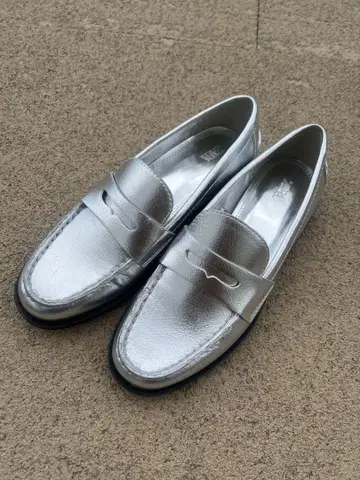 ZARA 메탈릭 소재 실버 로퍼 모카신 사이즈 35