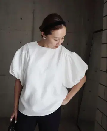 미사용 새상품 eLLa 벌룬 슬리브 블라우스 화이트