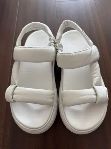 PUMA 화이트 스트랩 샌들
