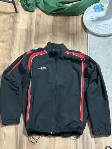 Umbro 드로 코드 나일론 자켓 블랙/레드