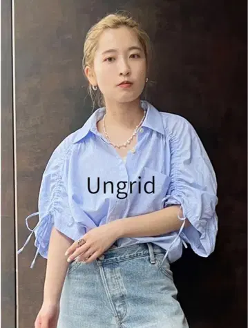 언그리드 슬리브 개더 디자인 하프 슬리브 셔츠 블루 스트라이프