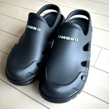 엄브로 샌들