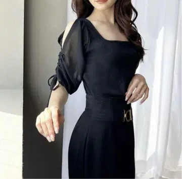 리젝시 개더 슬리브 컷 리브 탑 블랙