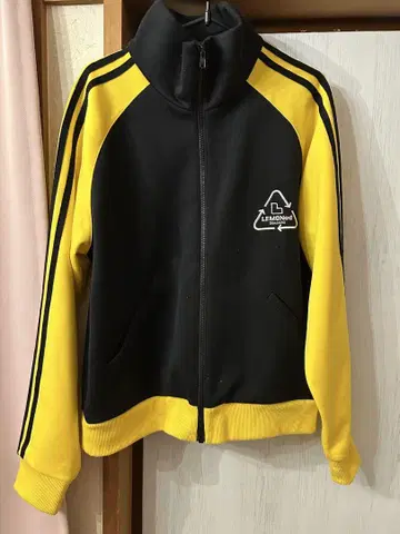 hide LEMONed 집업 자켓 블랙과 옐로우 컬러