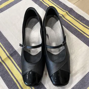 pedala 블랙 스트랩 펌프스