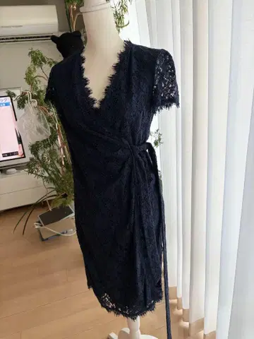 Diane von Furstenberg 네이비 레이스 랩 드레스
