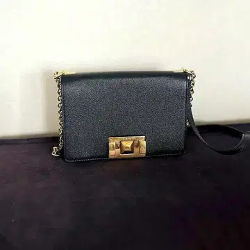 FURLA 블랙 가죽 숄더백 골드 금장 장식