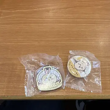 치이카와 쿠라스시 토끼 피규어 키링 & 캔뱃지 벳쿠라폰