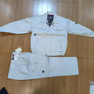 베이지 자켓과 팬츠 세트
