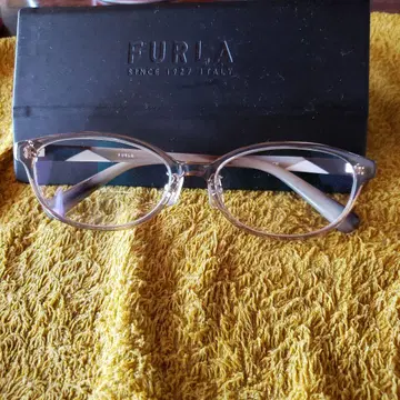 FURLA 클리어 베이지 오벌 안경 케이스 포함.