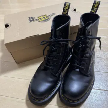 DR.MARTENS 닥터마틴 블랙 8홀 부츠 7월 가격 인하