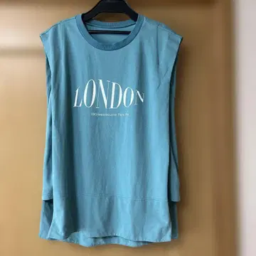 Lallia Mu 라리아무 LONDON 프린트 슬리브리스 티셔츠 파랑