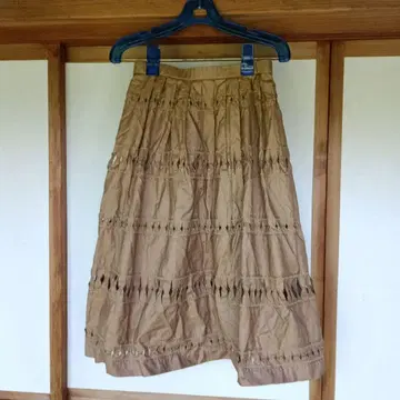 브라운 플레어 스커트 무릎 기장 레이스 장식