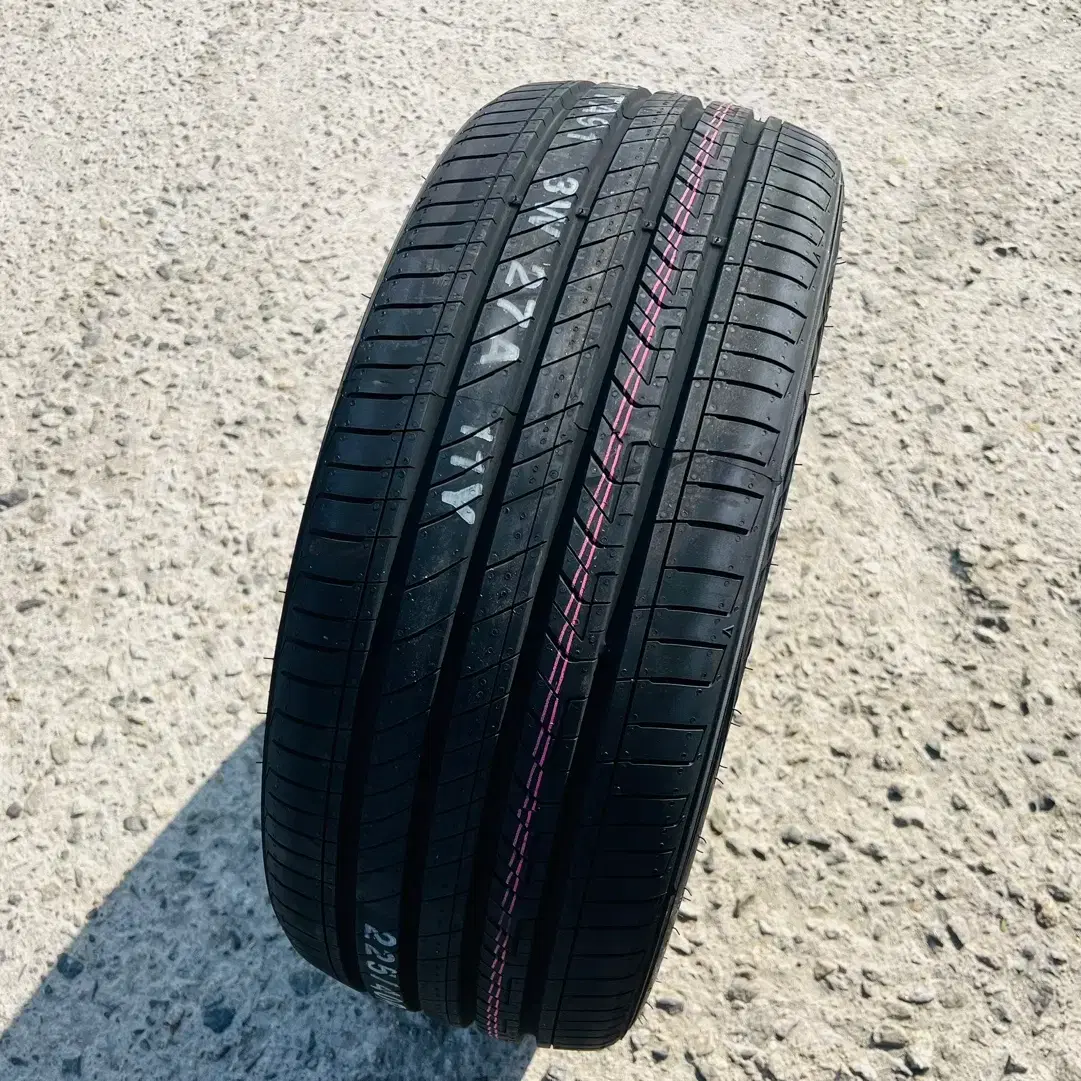 Kumho Tire Majesty 9 TA91 245 45 18 Free Installation #금호타이어가격 ,#마제스티9,#솔루스TA91,#2454518,#그랜저IG타이어 on Bunjang Global Site.