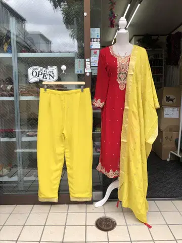 빨간색과 노란색 자수 셋업 2xL