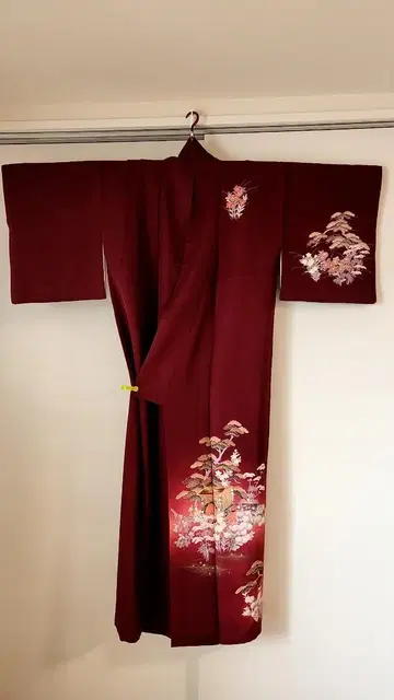 츠케사게 호몬기 다홍색 와인 레드 소 자동차와 소나무와 꽃