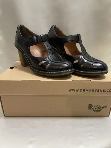 Dr. Martens 블랙 컷 아웃 하이힐