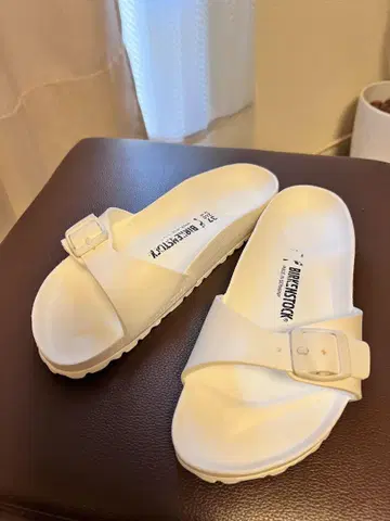 BIRKENSTOCK 화이트 샌들 37