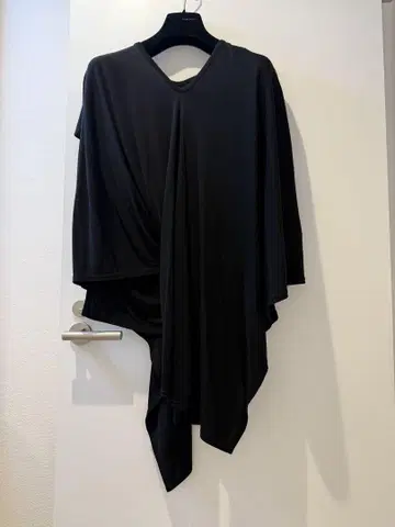 LIMI feu 블랙 드레이프 T셔츠