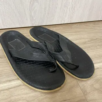 아일랜드 슬리퍼 가죽 엠보 샌들 10 리조트 블랙 쪼개기