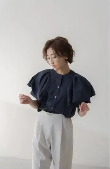 regleam 리글림 턱 슬리브 벌룬 블라우스 네이비