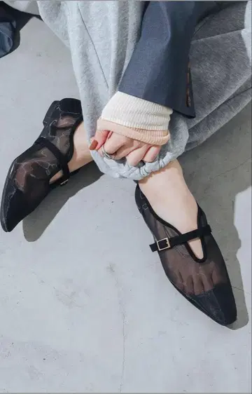 메쉬 T 스트랩 플랫 슈즈 블랙