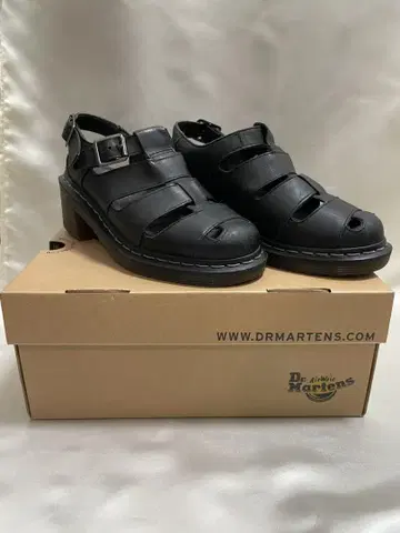 Dr. Martens 블랙 샌들 미들 힐