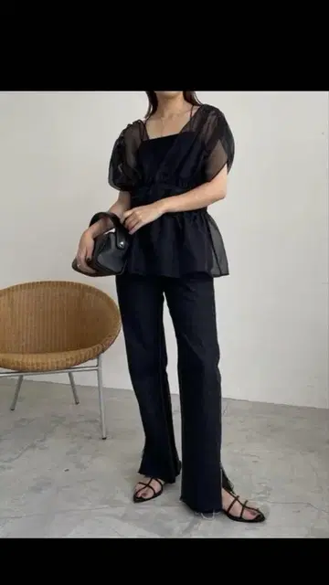 카프리슈 레마쥬 밑단 슬릿 슬림 스트레이트 데님