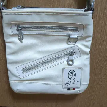 화이트 숄더백 지퍼 포켓 부착