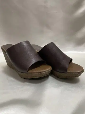 다크 브라운 오픈토 샌들