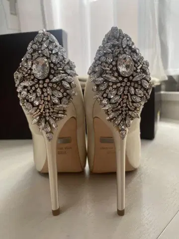 Badgley Mischka 아이보리 펌프스