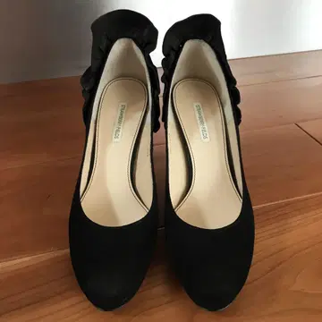 프릴이 달린 하이힐